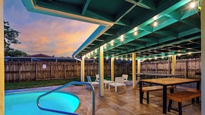 Outdoor dining - Fort Lauderdale Oasis: 4BR, Pool & Game Room (Fort Lauderdale)
