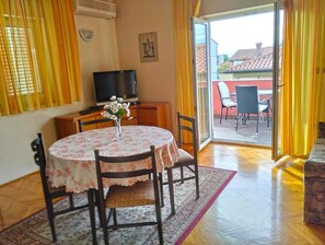 Departamento, 2 habitaciones, balcón, vista a la ciudad | Comedor