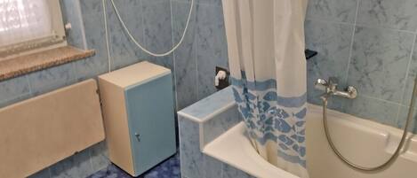 Apartment, 2 Bedrooms, Balcony, City View | Bathroom
