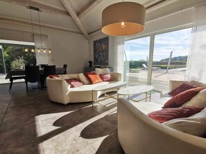 TV connectée, baby-foot, table de tennis de table, livres