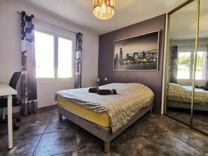 4 chambres, bureau, fer et planche à repasser, lit parapluie