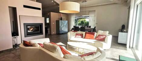 Smart-TV, Tischfußball, Tischtennisplatte, Bücher