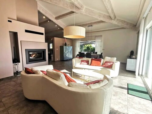 La villa du Bion*Piscine privative*Jacuzzi*Clim*Terrasse
13250 Saint-Chamas