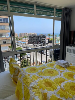 Iron/ironing board, free WiFi, bed sheets - The stars of torrremolinos (Torremolinos)