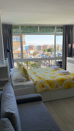 Tabla de planchar con plancha, wifi gratis y ropa de cama 