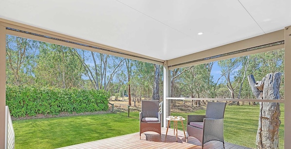 Deck area - The Rad Shack - Echuca Holiday Homes (Echuca)