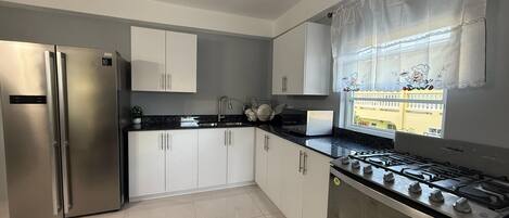 Kühlschrank, Mikrowelle, Ofen, Herdplatte