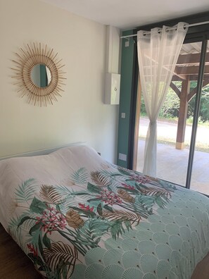 3 bedrooms, iron/ironing board, travel crib, free WiFi