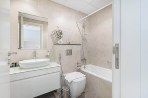 Shower, soap, shampoo - StayShort - Mesmerizing Studio in Damac Hills with City Views! (Al Hebiah Third)