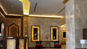 A spacious lobby with a marble floor, a reception desk, and a seating area. - RAFAHEYAT Hotel (Makkah)
