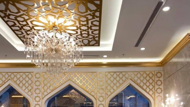 A spacious lobby with a chandelier, modern sofas, and a patterned carpet. - RAFAHEYAT Hotel (Makkah)