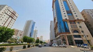 A multi-story building with a modern design, featuring a mix of glass and traditional architectural elements. - RAFAHEYAT Hotel (Makkah)
