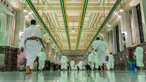 A spacious hallway with a high ceiling and marble flooring, leading to a central area with a green-lit ceiling. - RAFAHEYAT Hotel (Makkah)