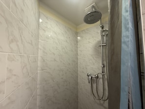Junior-Suite, Blick auf den Innenhof | Badezimmer