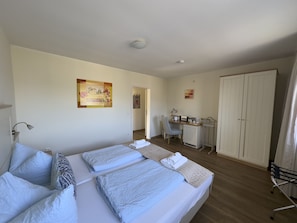Design Suite, Courtyard View | In-room safe, desk, laptop workspace, blackout curtains - Pension Walmeer (Kellenhusen)