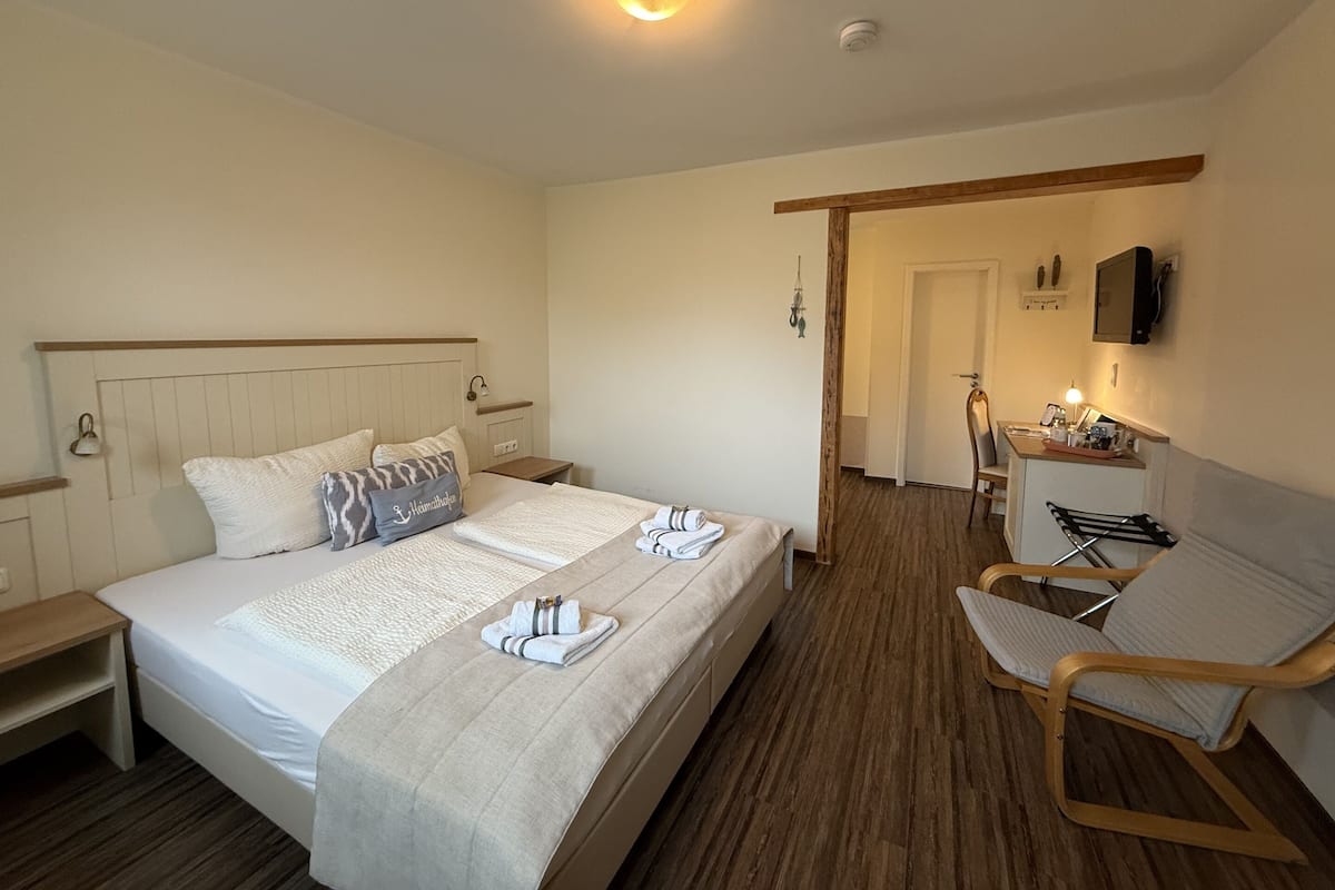 Junior Suite, Courtyard View | 1 bilik tidur, peti besi dalam bilik, meja, ruang kerja komputer riba