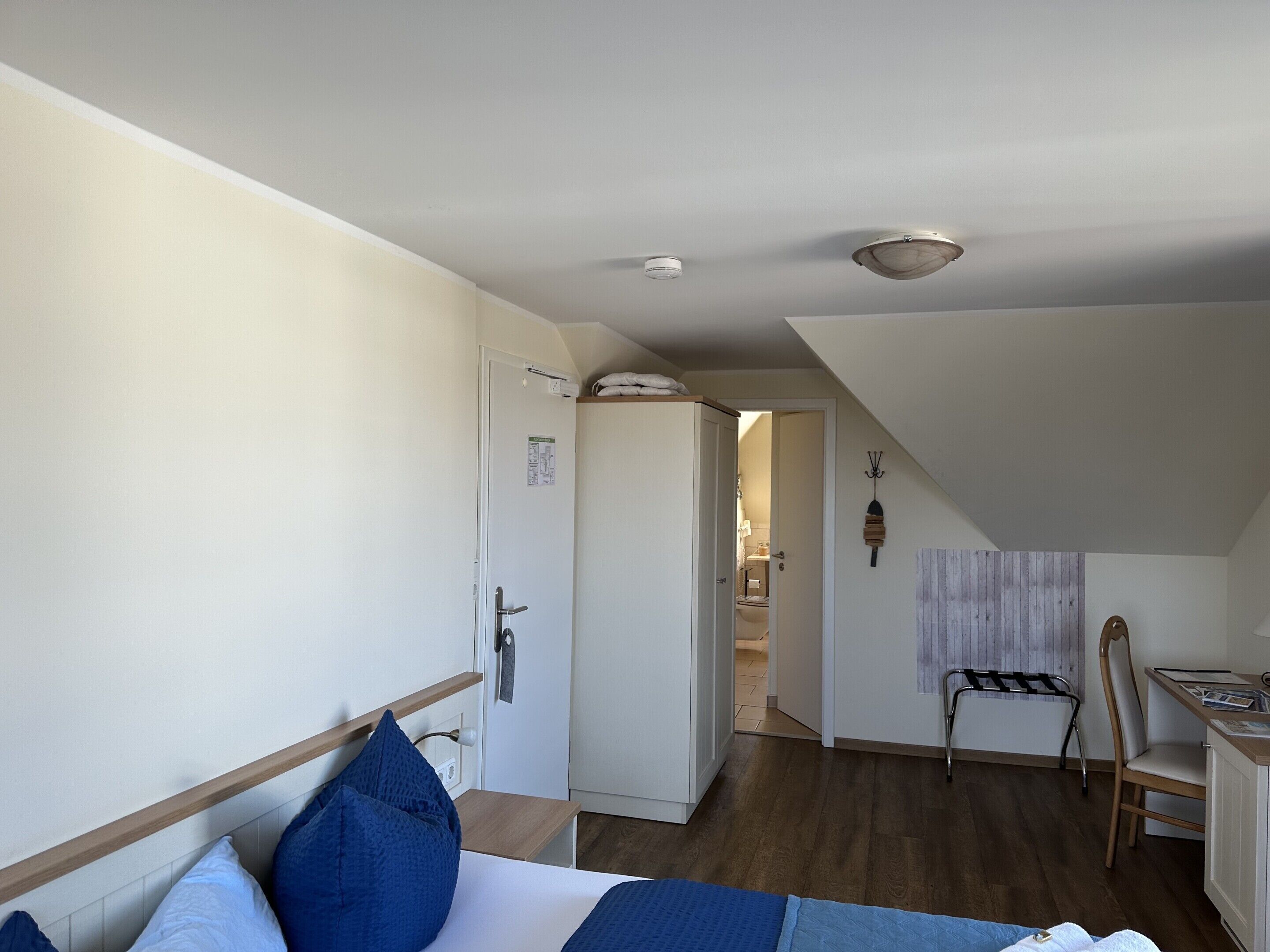 Comfort-Doppelzimmer | Zimmersafe, Schreibtisch, laptopgeeigneter Arbeitsplatz