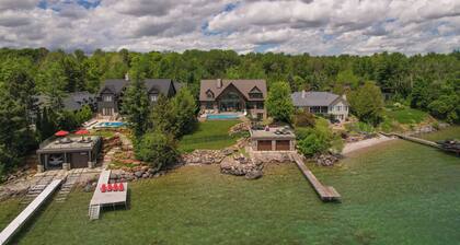 Luxury on Lake Simcoe w Infinity Pool - 1 Hr to Toronto - Avoid Muskoka Traffic