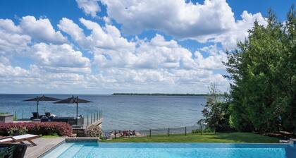 Luxury Cottage on Lake Simcoe & Pool - 1 Hr to Toronto; Mins to Skiing & Golf