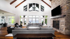 Smart TV, fireplace, video games, books - Luxury Kempenfelt Bay Estate w/ Infinity Pool | 1 Hr to Toronto (Skip Muskoka) (Oro Station)