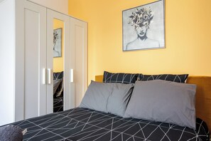 2 bedrooms, in-room safe, desk, iron/ironing board