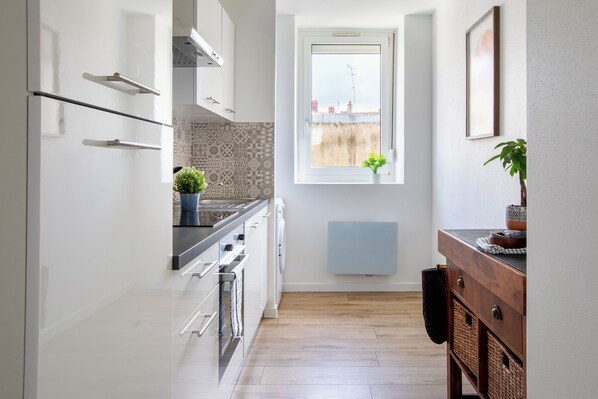 Fridge, microwave, oven, stovetop