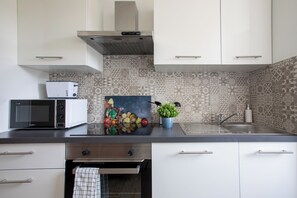 Réfrigérateur, micro-ondes, four, plaque de cuisson
