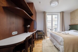 Schreibtisch, laptopgeeigneter Arbeitsplatz, schallisolierte Zimmer