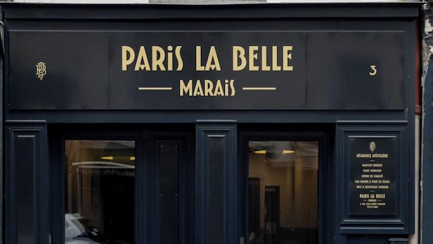 Ein schwarzes Schaufenster mit dem Schild "PARIS LA BELLE MARAIS".