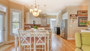 Dining - Dog Friendly! 5 bedroom, 3 bath house near the MarshWalk (Murrells Inlet)