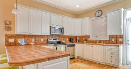 Dog Friendly! 5 bedroom, 3 bath house near the MarshWalk