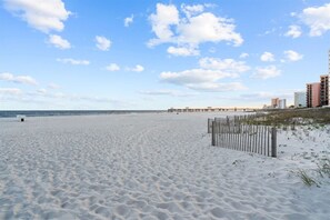 Beach nearby - Admiral Quarters Luxury Condo Gulf Front - Remodel (Orange Beach)