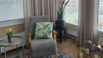 House, 4 Bedrooms, Sauna | Living room | Books