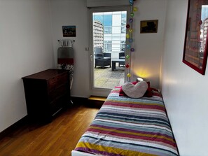 3 chambres, bureau, fer et planche à repasser, lit de bébé portatif