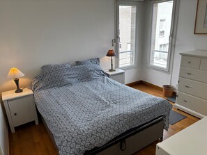 3 chambres, bureau, fer et planche à repasser, lit de bébé portatif