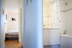 Shower, hair dryer, towels, soap - Comfortable family apartment ideally located for visiting Paris (Saint-Ouen-sur-Seine)