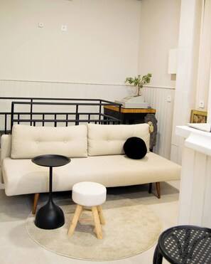 Loft, 1 Bedroom, City View | Living room