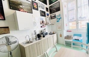 Réfrigérateur, micro-ondes, plaque de cuisson, cafetière/bouilloire