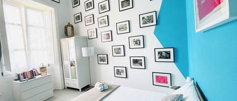 2 chambres, bureau, fer et planche à repasser, lit parapluie