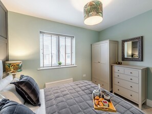 4 bedrooms, free WiFi, bed sheets - 4 bedroom accommodation in Amble, near Warkworth (Amble, near Warkworth)