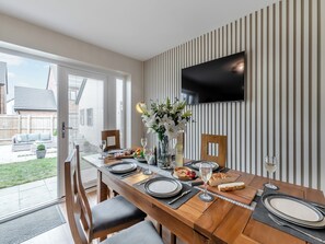 Dining - 4 bedroom accommodation in Amble, near Warkworth (Amble, near Warkworth)
