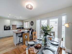 Dining - 4 bedroom accommodation in Amble, near Warkworth (Amble, near Warkworth)