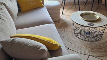 Televisio, takka, kirjoja