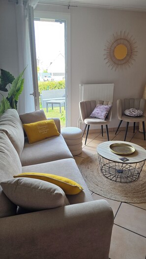 Televisie, een open haard en boeken