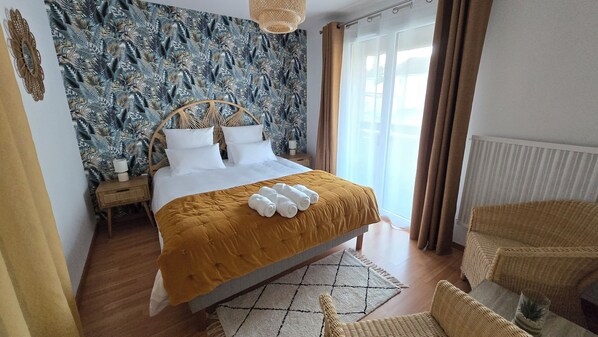 4 slaapkamers, een bureau, een strijkplank/strijkijzer, reisbedje