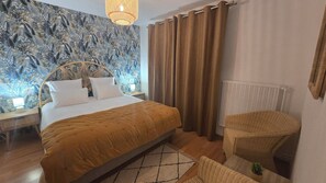 4 عدّة غرف نوم ومكتب ومكواة/لوح كي وسرير سفر