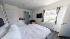 Room, 1 Bedroom, Smoking, City View - Room in Apartment - Stylish Apartment With Private Room and Facilities (Bristol)