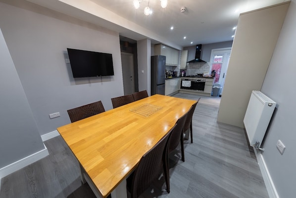 Room, 1 Bedroom, Smoking, City View | Room amenity