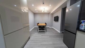 Room, 1 Bedroom, Smoking, City View | Interior