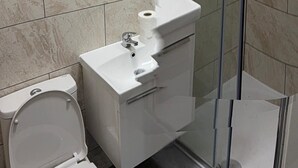 Room, 1 Bedroom, Smoking, City View | Bathroom - Room in Apartment - Stylish Apartment With Private Room and Facilities (Bristol)